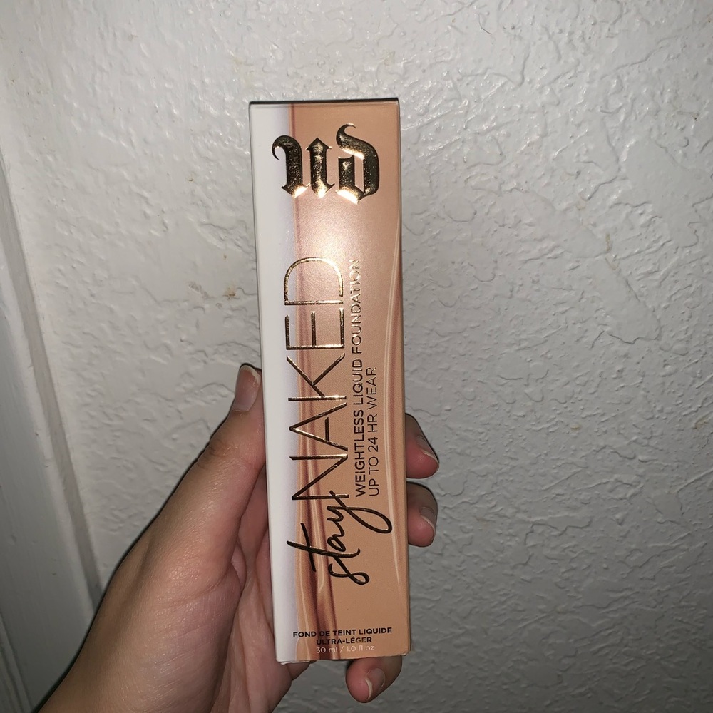Stay Naked Foundation 40NN